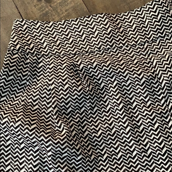 AEO 🦅 Chevron Printed High Rise Shorts - Picture 3 of 7